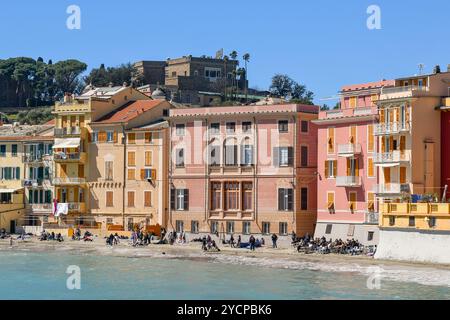 Vista dell'antico villaggio di pescatori con le case colorate che si affacciano sulla spiaggia della Baia del silenzio in primavera, Sestri Levante, Genova, Liguria Foto Stock