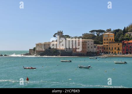 La punta della penisola di Sestri Levante con l'ex convento dell'Annunciazione (1469) affacciato sulla Baia del silenzio, Genova, Liguria, Italia Foto Stock