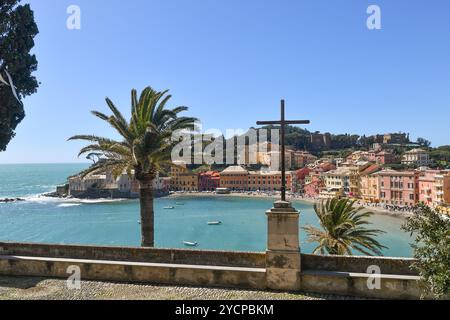 Veduta sopraelevata della Baia del silenzio dal sagrato di Santa Maria Immacolata, Sestri Levante, Genova, Liguria, Italia Foto Stock