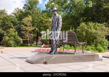 NOVGOROD, RUSSIA - 10 AGOSTO 2013: Monumento in bronzo per Rachmaninov vicino al Cremlino di Novgorod. Il monumento è stato inaugurato nel 2009 Foto Stock