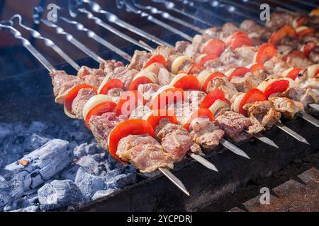 Preparazione delle fette di carne in salsa sul fuoco Foto Stock