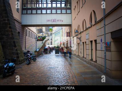 DRESDA, GERMANIA - 14 NOVEMBRE: Le persone camminano lungo la strada il 12 MAGGIO 2013 a Dresda, Germania. E' il piu' grande miglio di ristoranti e bar in Sassonia Foto Stock