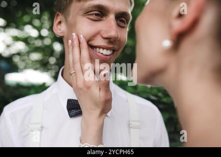 Sposa e lo sposo nel parco Foto Stock