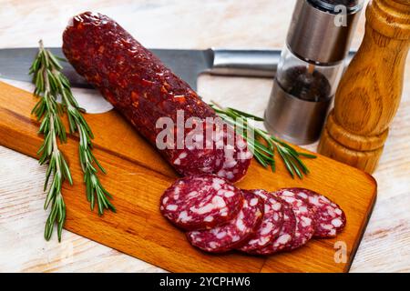 Gustoso salsiccia semi-secca di Braunschweig con rosmarino Foto Stock