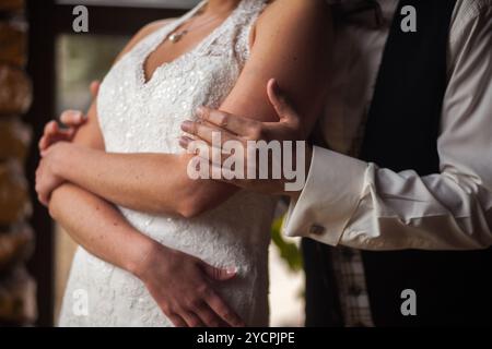 Lo sposo abbraccia delicatamente la sposa Foto Stock