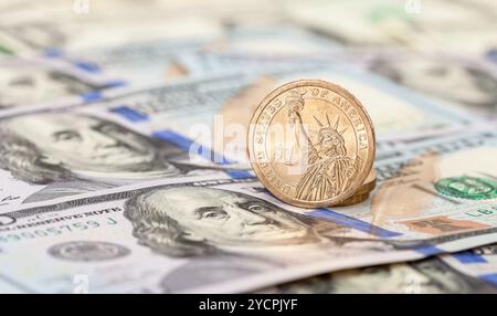 Un dollaro statunitense moneta su banconote da vicino Foto Stock