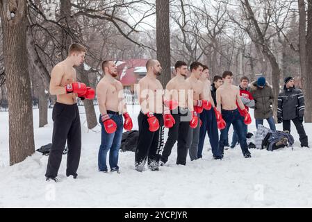 Shrovetide in Russia. I combattenti di fisticuffs al festival di Maslenitsa Foto Stock