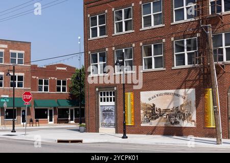 Tulsa, Oklahoma, Stati Uniti d'America - 25 giugno 2023: Il sole del pomeriggio splende sullo storico Greenwood District Black Wall Street, luogo del massacro di Tulsa Race del 1921. Foto Stock