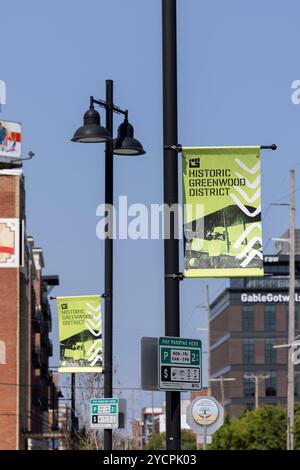Tulsa, Oklahoma, Stati Uniti d'America - 25 giugno 2023: Il sole del pomeriggio splende sullo storico Greenwood District Black Wall Street, luogo del massacro di Tulsa Race del 1921. Foto Stock