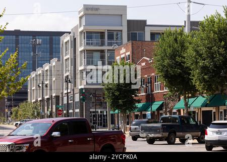 Tulsa, Oklahoma, Stati Uniti d'America - 25 giugno 2023: Il sole del pomeriggio splende sullo storico Greenwood District Black Wall Street, luogo del massacro di Tulsa Race del 1921. Foto Stock