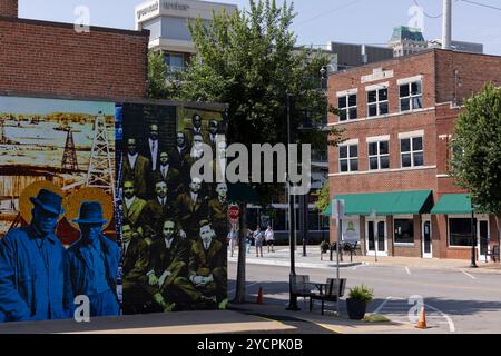 Tulsa, Oklahoma, Stati Uniti d'America - 25 giugno 2023: Il sole del pomeriggio splende sullo storico Greenwood District Black Wall Street, luogo del massacro di Tulsa Race del 1921. Foto Stock