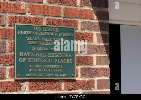 Tulsa, Oklahoma, Stati Uniti d'America - 25 giugno 2023: Il sole del pomeriggio splende sullo storico Greenwood District Black Wall Street, luogo del massacro di Tulsa Race del 1921. Foto Stock