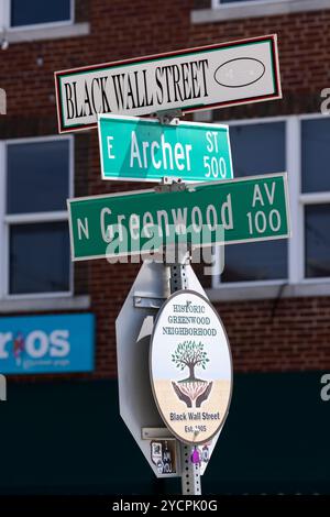 Tulsa, Oklahoma, Stati Uniti d'America - 25 giugno 2023: Il sole del pomeriggio splende sullo storico Greenwood District Black Wall Street, luogo del massacro di Tulsa Race del 1921. Foto Stock