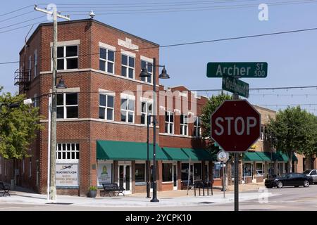 Tulsa, Oklahoma, Stati Uniti d'America - 25 giugno 2023: Il sole del pomeriggio splende sullo storico Greenwood District Black Wall Street, luogo del massacro di Tulsa Race del 1921. Foto Stock
