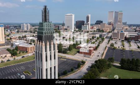 Tulsa, Oklahoma, Stati Uniti - 25 giugno 2023: Il sole del pomeriggio splende sugli edifici storici del centro di Tulsa. Foto Stock