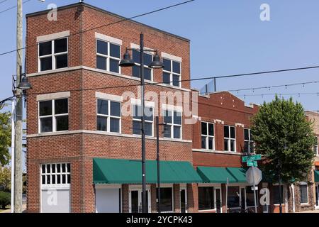 Tulsa, Oklahoma, Stati Uniti d'America - 25 giugno 2023: Il sole del pomeriggio splende sullo storico Greenwood District Black Wall Street, luogo del massacro di Tulsa Race del 1921. Foto Stock