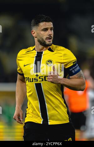 Berna, Svizzera. 23 ottobre 2024. Berna, Svizzera, 23 ottobre 2024: Loris Benito (23 YB) durante la partita di calcio di UEFA Champions League tra BSC Young Boys e FC Internazionale allo Stadion Wankdorf di Berna, Svizzera. Philipp Kresnik (Philipp Kresnik/Kresnikphotographie/SPP) credito: SPP Sport Press Photo. /Alamy Live News Foto Stock