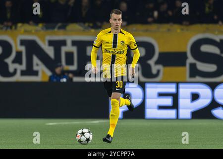 Berna, Svizzera. 23 ottobre 2024. Berna, Svizzera, 23 ottobre 2024: Sandro Lauper (30 YB) durante la partita di calcio di UEFA Champions League tra BSC Young Boys e FC Internazionale allo Stadion Wankdorf di Berna, Svizzera. Philipp Kresnik (Philipp Kresnik/Kresnikphotographie/SPP) credito: SPP Sport Press Photo. /Alamy Live News Foto Stock