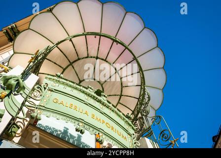 LJUBLJANA, Slovenia - 4 gennaio: Dettaglio di entrata di Urbanceva house - Galerija emporium, shopping mall progettato da F. Sigmundt nel 1903 in arte Nouvea Foto Stock