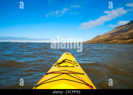 Kayak sul mare alle Svalbard, vista in prima persona Foto Stock