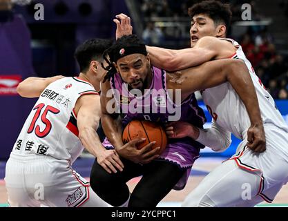 Pechino, Cina. 23 ottobre 2024. Jared Sullinger (C) dei Beijing Royal Fighters sfonda durante la partita del quinto turno tra i Beijing Royal Fighters e i Guangzhou Loong Lions alla stagione 2024-2025 della Chinese Basketball Association (CBA) League a Pechino, Cina, il 23 ottobre 2024. Crediti: He Changshan/Xinhua/Alamy Live News Foto Stock