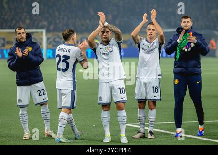 Berna, Svizzera. 23 ottobre 2024. Berna, Svizzera, 23 ottobre 2024: Il FC Internazionale tifa al termine della partita di calcio di UEFA Champions League tra BSC Young Boys e FC Internazionale allo Stadion Wankdorf di Berna, Svizzera. Philipp Kresnik (Philipp Kresnik/Kresnikphotographie/SPP) credito: SPP Sport Press Photo. /Alamy Live News Foto Stock