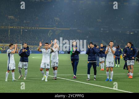 Berna, Svizzera. 23 ottobre 2024. Berna, Svizzera, 23 ottobre 2024: Il FC Internazionale tifa al termine della partita di calcio di UEFA Champions League tra BSC Young Boys e FC Internazionale allo Stadion Wankdorf di Berna, Svizzera. Philipp Kresnik (Philipp Kresnik/Kresnikphotographie/SPP) credito: SPP Sport Press Photo. /Alamy Live News Foto Stock