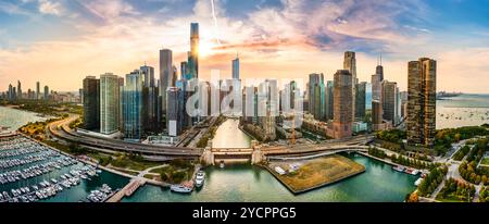 Panorama aereo dello skyline di Chicago, Illinois al tramonto, visto dall'alto del Navy Pier. Chicago è la città più popolosa dello stato di Illi Foto Stock