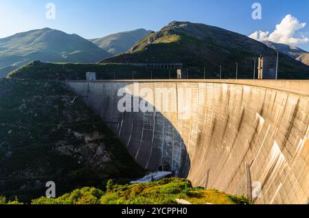 Vista panoramica della diga sul fiume Homem e del parco nazionale Peneda-Geres nel nord del Portogallo. Foto Stock