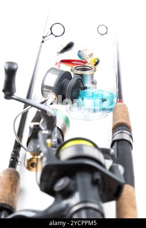 Attrezzature da pesca - canna, aspo, lenze e lures Foto Stock