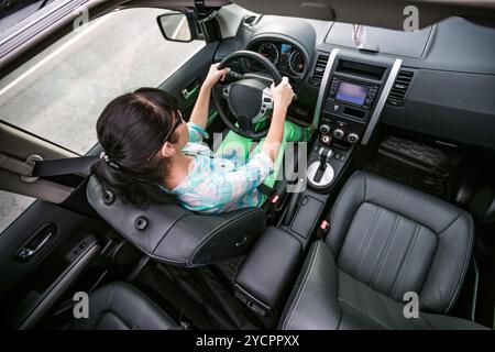 La donna corse in auto ad alta velocità. Foto Stock