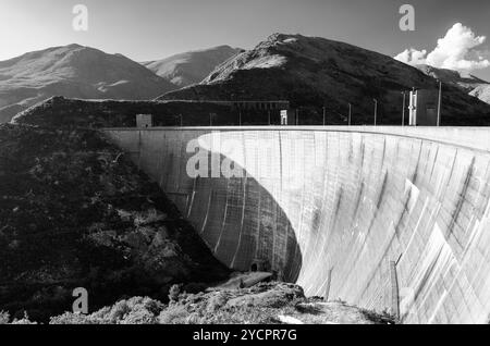 Vista panoramica della diga sul fiume Homem e del parco nazionale Peneda-Geres nel nord del Portogallo. Foto Stock