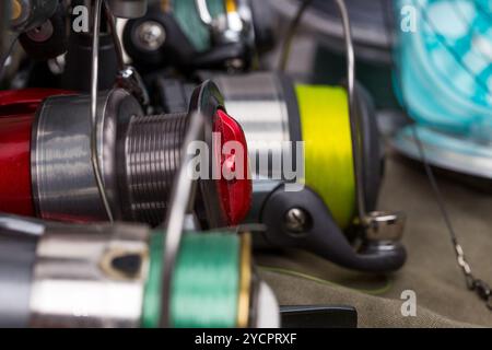 Bobine da pesca con linee di colori diversi Foto Stock