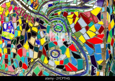 Colorate opere d'arte a mosaico dello Zilker Park di Austin, Texas, con vivaci forme astratte e intricati motivi di piastrelle. Foto Stock