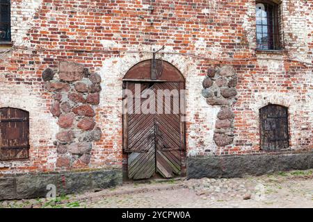 Antico cancello di legno al castello medievale in Vyborg, Russia Foto Stock