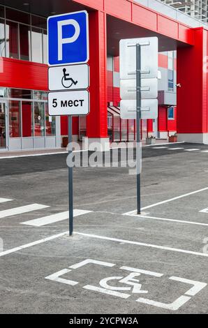 I posti di parcheggio con portatori di handicap o disabilitato segni e linee di marcatura su asfalto Foto Stock