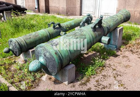 Bronzo antico i cannoni a San Pietroburgo, Russia Foto Stock