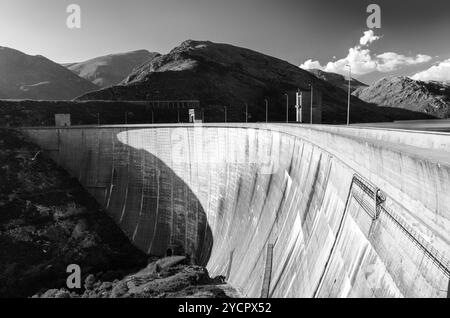 Vista panoramica della diga sul fiume Homem e del parco nazionale Peneda-Geres nel nord del Portogallo. Foto Stock