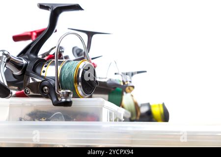 Mulinelli da pesca su scatole di stoccaggio con esche Foto Stock