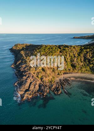 Riprese aeree su Noosa Heads, Noosa National Park Queensland Australia durante una giornata libera dalle nuvole di cielo blu che si affaccia sull'oceano. Foto Stock