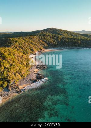 Riprese aeree su Noosa Heads, Noosa National Park Queensland Australia durante una giornata libera dalle nuvole di cielo blu che si affaccia sull'oceano. Foto Stock