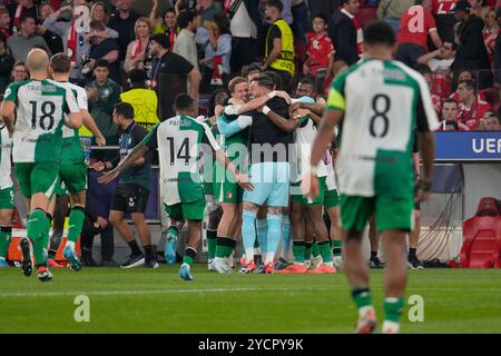 Lisbona, Portogallo. 23 ottobre 2024. I giocatori del Feyenoord festeggiano il loro terzo gol durante la fase di UEFA Champions League, il giorno 3 tra Benfica e Feyenoord al Estádio da Luz di Lisbona, Portogallo. 10/23/2024 credito: Brasile Photo Press/Alamy Live News Foto Stock