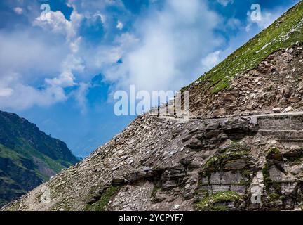 Inceppamento del traffico di vetture su Rohtang La pass, quota 3,978 m (13,050 ft) Himachal Pradesh, India. Questo pass è un antica rotta commerciale tra il peo Foto Stock