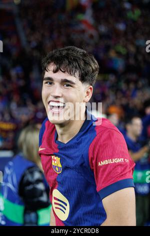 Barcellona, Spagna. 23 ottobre 2024. Cubarsi celebra la vittoria nella partita di UEFA Champions League tra FC Barcelona e FC Bayern Munchen all'Estadi Olimpic Lluis Companys. Crediti: Christian Bertrand/Alamy Live News Foto Stock