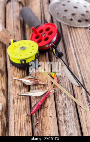 Attrezzature e attrezzature per la pesca sul ghiaccio da ravvicinato Foto Stock