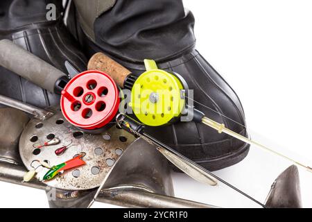 Attrezzature e attrezzature per la pesca sul ghiaccio da ravvicinato Foto Stock