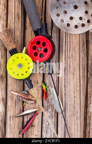 Attrezzature e attrezzature per la pesca sul ghiaccio da ravvicinato Foto Stock