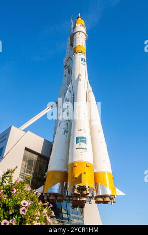 Il razzo spaziale Real Soyuz è un monumento di fronte al Samara Cosmos Museum Foto Stock