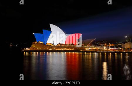 La Sydney Opera House si illumina con i colori della bandiera francese Foto Stock