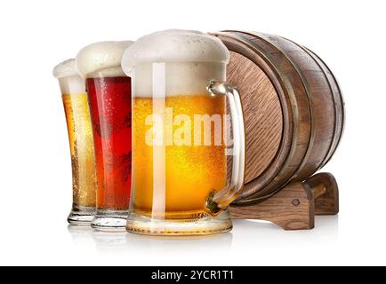 Birra e botte di legno isolato su sfondo bianco Foto Stock